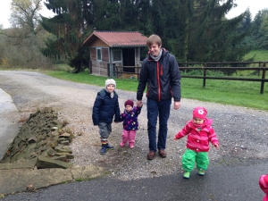Tagesvater Dennis Röttges mit Kindern